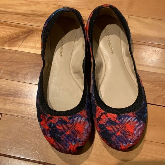 BCBGENERATION print fabric flats. Elastic edge. Nonslip forefoot sole Size 6 1/2 - Picture 1 of 6